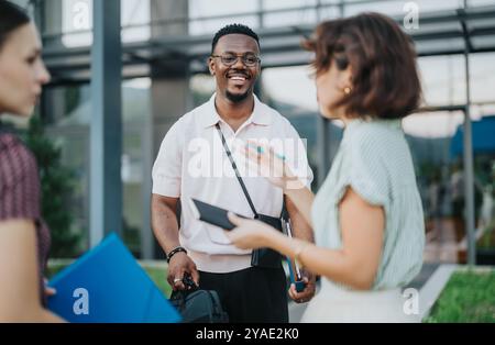 Professionnels des affaires internationales conversant dans un cadre extérieur urbain Banque D'Images