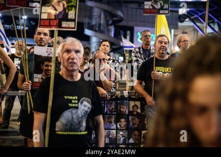 Israël. 12 octobre 2024. Des partisans ont manifesté avec des membres des familles des otages israéliens contre le premier ministre Benjamin Netanyahou, exigeant un accord immédiat sur les otages et un cessez-le-feu devant le siège des FDI. Tel Aviv, Israël. 12 octobre 2024. (Matan Golan/Sipa USA). Crédit : Sipa USA/Alamy Live News Banque D'Images