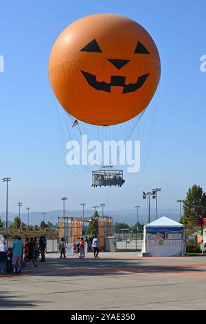 IRVINE, CALIFORNIE - 05 OCT 2024 : les gens font la queue pour monter à bord du Great Park Balloon pendant l'événement annuel Cultural Village. Banque D'Images