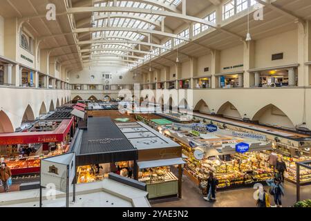 Markthalle Stuttgart. Denkmalgeschütze Kaufhalle im Stil des Jugendstil. Innenaufnahmen. // 11.10.2024 : Stuttgart, Bade-Württemberg, Allemagne *** Banque D'Images