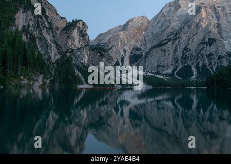 Réflexions de l'après-midi à Pragser Wildsee, Dolomites, avec des pics rocheux et des forêts de pins en été Banque D'Images