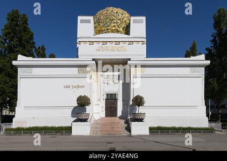 Vienne, Autriche - 26 avril 2024 : le célèbre bâtiment de la Sécession en plein soleil Banque D'Images