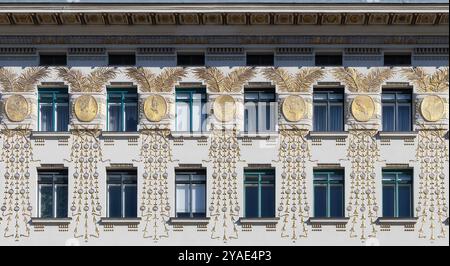 Vienne, Autriche - 26 avril 2024 : Wienzeilenhaus, bâtiment projeté par Otto Wagner et construit en 1898 Banque D'Images