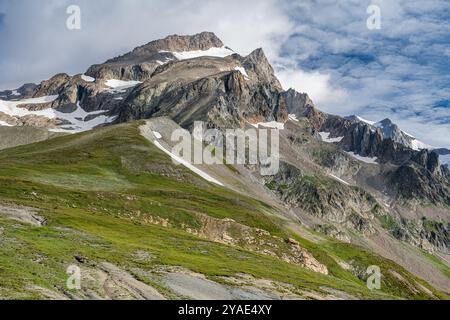 L'aiguille des glaciers (3 816 m) est une montagne située dans le massif du Mont Blanc des Alpes graianes. Il se trouve aux confins de la Savoie et de la haute-Savoie en FR Banque D'Images