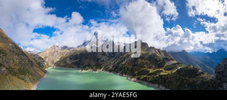 Vue aérienne du lac artificiel de Barbellino. Valbondione, Vallée de la Seriana, Lombardie, province de Bergame, Italie. Banque D'Images