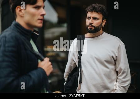 Étudiants discutant à l'extérieur pendant une pause Banque D'Images