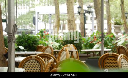 New York City, Manhattan Midtown Bryant Park avec bibliothèque publique, 42 Street et 5th Fifth 5 avenue corner, États-Unis. New York monument aux États-Unis. Café extérieur automne ou été, chaise de restaurant et arbres Banque D'Images