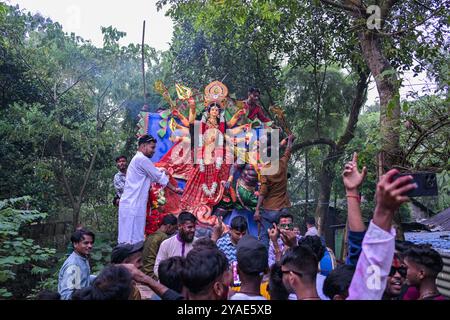 Sylhet, Bangladesh. 13 octobre 2024. Les dévots hindous portent une idole de la déesse «Durga» hindoue, le dernier jour (Vijaya Dashami) du festival «Durga Puja». (Photo de Zabed Hasnain Chowdhury/SOPA images/SIPA USA) crédit : Sipa USA/Alamy Live News Banque D'Images