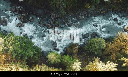 Vue aérienne de la rivière Nooksack en amont des chutes Nooksack dans la forêt nationale Mount Baker-Snoqualmie, État de Washington, États-Unis Banque D'Images