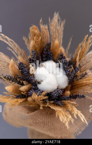 Bouquet de lavande et de coton enveloppé en toile de jute. Fait à la main. Photo de haute qualité Banque D'Images