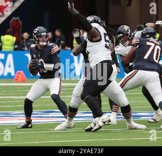 Londres, Royaume-Uni. 13 octobre 2024. Le Chicago Bears Quarter Back Caleb Williams lance le football dans leur match contre les Jaguars de Jacksonville à White Hart Lane à Londres le dimanche 13 octobre 2024. Les Bears ont battu les Jaguars 35-16. Photo de Hugo Philpott/UPI crédit : UPI/Alamy Live News Banque D'Images