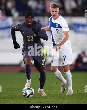 L'anglaise Noni Madueke et le finlandais Oliver Antman s'affrontent pour le ballon lors du match du Groupe B2 de l'UEFA de la Ligue des Nations au stade olympique d'Helsinki en Finlande. Date de la photo : dimanche 13 octobre 2024. Banque D'Images