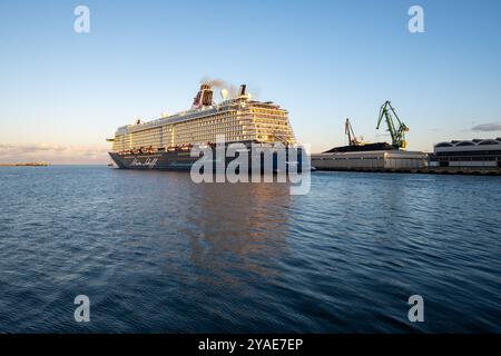 Gdynia, Pologne - 29 septembre 2024 : bateau de croisière de luxe Mein Schiff 3 quittant le port de Gdynia. Pologne, Europe Banque D'Images