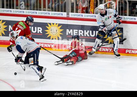 Eishockey DEL - 24/25 - 9. Spieltag : Düsseldorfer EG vs Iserlohn Roosters am 13.10.2024 im PSD Bank Dome in Düsseldorf Düsseldorfs Justin Richards (Nr.14) und Düsseldorfs Kyle Cumiskey (Nr.16) gegen Iserlohns Tyler Boland (Nr.10) und Iserlohns Hubert Labrie (Nr.16) Foto : osnapix Banque D'Images