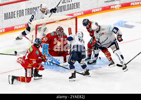 Eishockey DEL - 24/25 - 9. Spieltag : Düsseldorfer EG vs Iserlohn Roosters am 13.10.2024 im PSD Bank Dome in Düsseldorf Düsseldorfs Justin Richards (Nr.14) und Düsseldorfs Kyle Cumiskey (Nr.16) gegen Iserlohns Tyler Boland (Nr.10) und Iserlohns Hubert Labrie (Nr.16) Foto : osnapix Banque D'Images