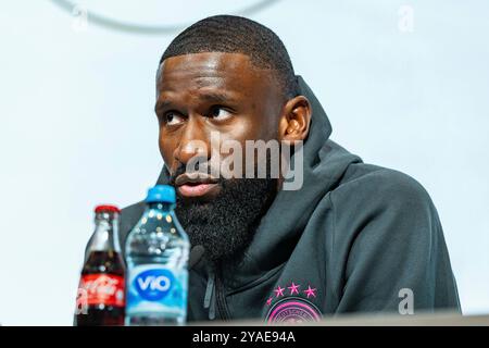 13.10.2024, Pressekonferenz vor Deutschland v. Niederlande, Nations League Spieltag 4, Gruppe C, Niederlande Nationalmannschaft Antonio Rüdiger auf der Pressekonferenz vor dem Spiel gegen die Niederlande Wichtiger Hinweis : Gemaess den Vorgaben der DFL Deutsche Fussball Liga bzw. Des DFB Deutscher Fussball-Bund ist es untersagt, in dem Stadion und/oder vom Spiel angefertigte Fotoaufnahmen in Form von Sequenzbildern und/oder videoaehnlichen Fotostrecken zu verwerten Foto : Bahho Kara/Kirchner-Media Banque D'Images