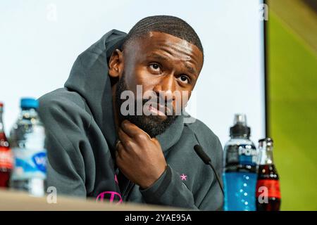 13.10.2024, Pressekonferenz vor Deutschland v. Niederlande, Nations League Spieltag 4, Gruppe C, Niederlande Nationalmannschaft Antonio Rüdiger auf der Pressekonferenz vor dem Spiel gegen die Niederlande Wichtiger Hinweis : Gemaess den Vorgaben der DFL Deutsche Fussball Liga bzw. Des DFB Deutscher Fussball-Bund ist es untersagt, in dem Stadion und/oder vom Spiel angefertigte Fotoaufnahmen in Form von Sequenzbildern und/oder videoaehnlichen Fotostrecken zu verwerten Foto : Bahho Kara/Kirchner-Media Banque D'Images