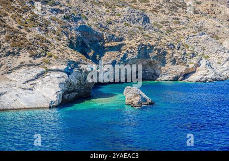 L'extrémité de la plage d'Agia Anna, une petite plage rocheuse célèbre pour les scènes du film 'le Grand Bleu', dans l'île d'Amorgos, Cyclades, Grèce. Banque D'Images