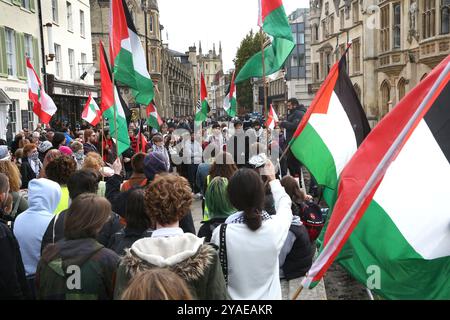 Cambridge, Angleterre, Royaume-Uni. 13 octobre 2024. Manifestants, écoutez les discours devant Kings College avant de descendre dans la rue. C’est là qu’un camp de résistance s’est installé l’année dernière. Les manifestants se rassemblent dans le centre-ville de Cambridge pour exiger que l'université et le grand public cèdent et boycottent les entreprises qui soutiennent les Israéliens dans leur guerre contre Gaza, le Liban et la Cisjordanie. (Crédit image : © Martin Pope/ZUMA Press Wire) USAGE ÉDITORIAL SEULEMENT! Non destiné à UN USAGE commercial ! Banque D'Images