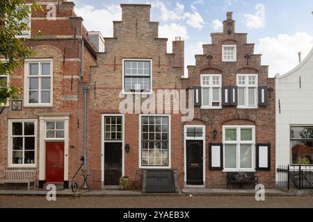 Vieilles petites maisons le long du quai dans la ville pittoresque de Veere en Zélande aux pays-Bas. Banque D'Images