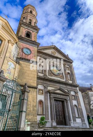 Vietri sul Mare Townscape : façade de la cathédrale dédiée à Saint Jean Baptiste et située au point culminant du centre historique. Banque D'Images