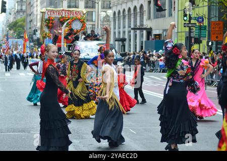 New York, États-Unis. 13 octobre 2024. De jeunes danseurs défilent sur la Sixth Avenue à New York lors de la parade annuelle de la Journée hispanique. Crédit : Ryan Rahman/Alamy Live News Banque D'Images