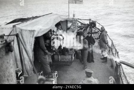 Les marins de la Royal Navy tirent des canons de 4 pouces sur la poupe d'un destroyer de classe Hunt pendant la seconde Guerre mondiale. Banque D'Images