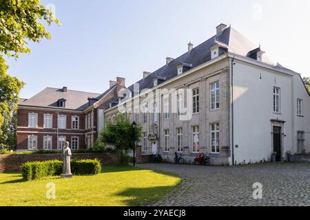 Ancienne maison d'hôtes de l'abbaye de Vlierbeek à Louvain avec la statue 'le moine' au premier plan. Banque D'Images