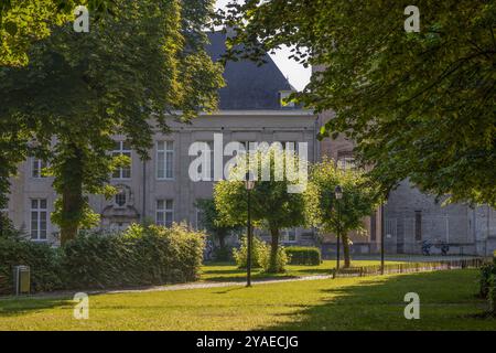 Ancienne maison d'hôtes de l'abbaye de Vlierbeek à Louvain avec la statue 'le moine' au premier plan. Banque D'Images