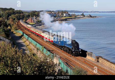 60007 Sir Nigel Gresley passe Llanfairfechan en 18.9.24 avec la section Holyhead-Crewe du Dragon gallois. Banque D'Images