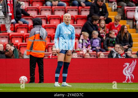 Liverpool, Royaume-Uni. Dimanche 13 octobre 2024, Barclays Women’s Super League : Liverpool FC Women vs Manchester City Women à Anfield. Échauffement d'avant-match de Chloe Kelly. Crédit James Giblin/Alamy Live News. Banque D'Images