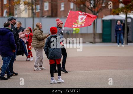 Liverpool, Royaume-Uni. Dimanche 13 octobre 2024, Barclays Women’s Super League : Liverpool FC Women vs Manchester City Women à Anfield. Liverpool fan pré-match avec un drapeau autour du stade. Crédit James Giblin/Alamy Live News. Banque D'Images