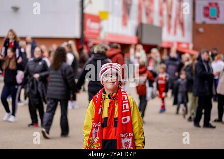 Liverpool, Royaume-Uni. Dimanche 13 octobre 2024, Barclays Women’s Super League : Liverpool FC Women vs Manchester City Women à Anfield. Les fans de Liverpool avant le match autour du stade. Crédit James Giblin/Alamy Live News. Banque D'Images