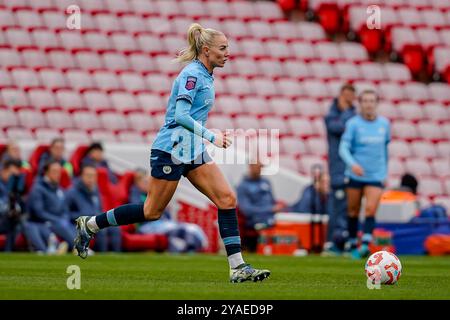 Liverpool, Royaume-Uni. Dimanche 13 octobre 2024, Barclays Women’s Super League : Liverpool FC Women vs Manchester City Women à Anfield. Alex Greenwood court avec le ballon. Crédit James Giblin/Alamy Live News. Banque D'Images