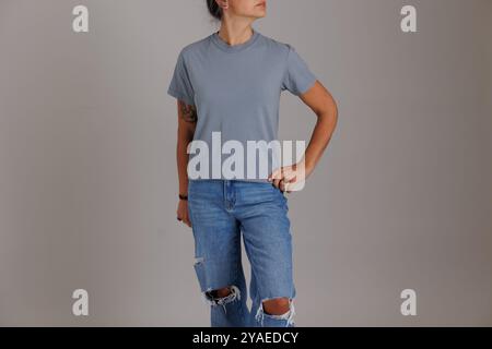 Mannequin portant un t-shirt de couleurs confortables pour les maquettes et les flatlays gildan Banque D'Images