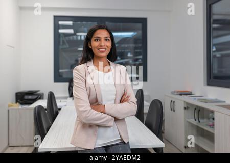 Portrait d'une jeune femme indienne prospère, PDG d'une entreprise industrielle dans son bureau. Emploi, carrière et concepts d'affaires. Banque D'Images