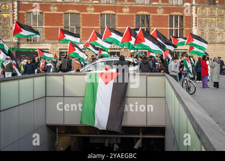 Amsterdam, pays-Bas, 13.10.2024, Pro - manifestants palestiniens avec des drapeaux de Palestine devant la gare centrale d'Amsterdam Banque D'Images