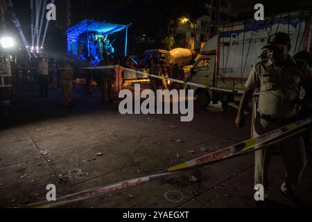 Mumbai, Inde. 13 octobre 2024. MUMBAI, INDE - 12 OCTOBRE : la police enquête sur le lieu après avoir tiré sur le leader du PCN Baba Siddique à Nirmal nagar, Bandra est, le 12 octobre 2024 à Mumbai, Inde. Deux personnes ont été arrêtées immédiatement après l'incident qui a eu lieu devant le bureau de son fils député Zeeshan Siddiqui près de Colgate Ground à Nirmal Nagar, ont-ils ajouté. (Photo de Satish Bate/Hindustan Times/Sipa USA ) crédit : Sipa USA/Alamy Live News Banque D'Images