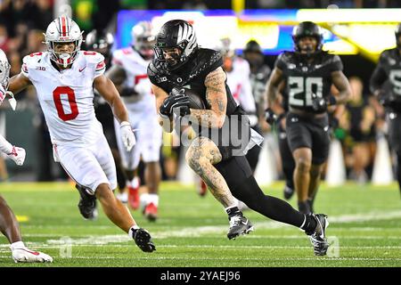 Eugene, Oregon, États-Unis. 12 octobre 2024. Le Tight End Terrance Ferguson des Ducks de l'Oregon (3) va pour des yards supplémentaires après une prise lors du match de football de la NCAA entre les Buckeyes de l'État de l'Ohio et les Ducks de l'Oregon à Eugene, Oregon. L'Oregon bat Ohio State 32-31. Steve Faber/CSM/Alamy Live News Banque D'Images