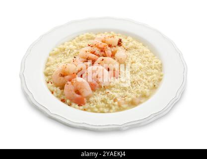 Délicieux risotto aux crevettes et fromage isolé sur blanc Banque D'Images