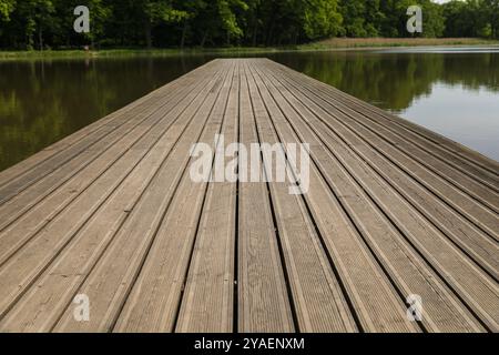 Jetée en bois sur le lac, plan symétrique, lignes directrices en planches. Banque D'Images