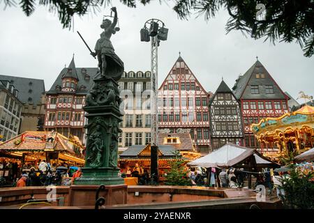 Marché de Noël sur la place de la ville historique Romerberg à Francfort belle! 2arbre de Noël et illumination de Noël / Carrousel dans le coin droit. Banque D'Images