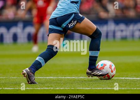 Liverpool, Royaume-Uni. Dimanche 13 octobre 2024, Barclays Women’s Super League : Liverpool FC Women vs Manchester City Women à Anfield. Chaussures et ballon pour joueurs de Manchester City. Crédit James Giblin/Alamy Live News. Banque D'Images