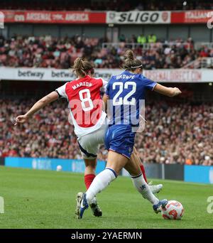 Lucy Bronze de Chelsea est attaquée par Mariona Caldentey d'Arsenal lors du match de Super League féminine de Barclays FA entre Arsenal et Chelsea à l'Emirates Stadium de Londres le samedi 12 octobre 2024. (Photo : Jade Cahalan | mi News) crédit : MI News & Sport /Alamy Live News Banque D'Images