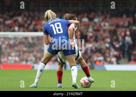 Lucy Bronze de Chelsea affronte Mariona Caldentey d'Arsenal lors du match de Super League féminine de Barclays FA entre Arsenal et Chelsea à l'Emirates Stadium de Londres le samedi 12 octobre 2024. (Photo : Jade Cahalan | mi News) crédit : MI News & Sport /Alamy Live News Banque D'Images