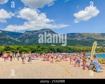 La plage la plus célèbre de Croatie est la Corne d'Or (Zlatni Rat) près de bol sur l'île. 20 juillet 2021 Banque D'Images