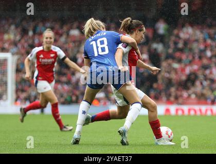 Lucy Bronze de Chelsea affronte Mariona Caldentey d'Arsenal lors du match de Super League féminine de Barclays FA entre Arsenal et Chelsea à l'Emirates Stadium de Londres le samedi 12 octobre 2024. (Photo : Jade Cahalan | mi News) crédit : MI News & Sport /Alamy Live News Banque D'Images