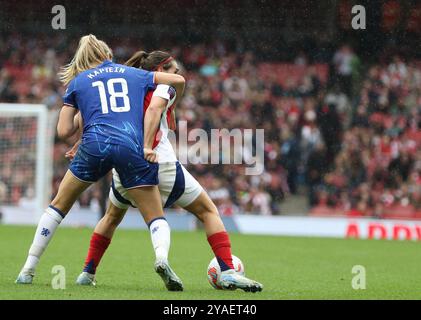 Lucy Bronze de Chelsea affronte Mariona Caldentey d'Arsenal lors du match de Super League féminine de Barclays FA entre Arsenal et Chelsea à l'Emirates Stadium de Londres le samedi 12 octobre 2024. (Photo : Jade Cahalan | mi News) crédit : MI News & Sport /Alamy Live News Banque D'Images