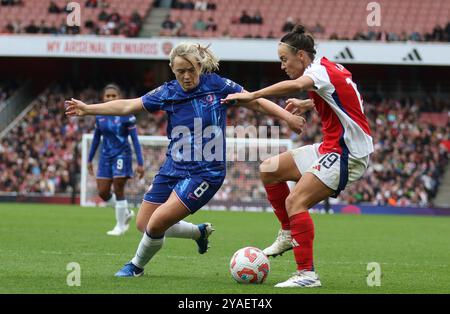 Erin Cuthbert de Chelsea combattant Caitlin Foord pour le ballon lors du match de Super League féminine Barclays FA entre Arsenal et Chelsea à l'Emirates Stadium de Londres le samedi 12 octobre 2024. (Photo : Jade Cahalan | mi News) crédit : MI News & Sport /Alamy Live News Banque D'Images