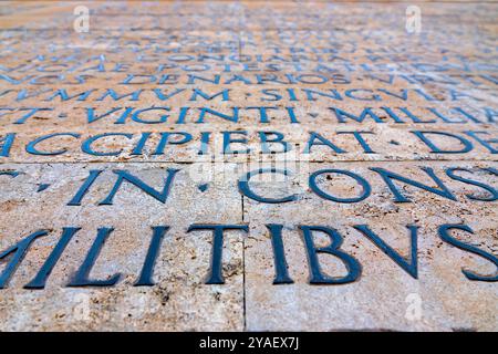 Gros plan de la Res Gestae Divi Augusti exposée au Musée Ara Pacis à Rome, Italie Banque D'Images